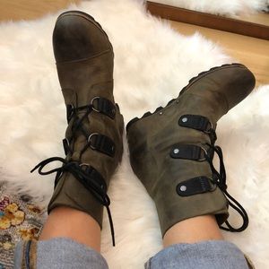 Leather Sorel wedge snow boots